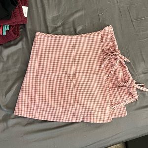 Side tie skirt